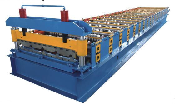 Rolo telhando da folha 840 que forma a máquina, folha ondulada azul do telhado que faz a máquina