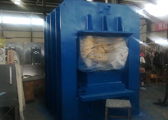 Imprensa hidráulica de gravação centralizada da máquina da porta de aço de 15kw 2500T